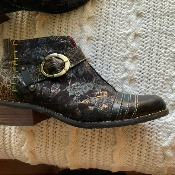 L'ATISTE Black Ankle Boots with Gold Buckle and Textured Leather - Picture 5 of 6